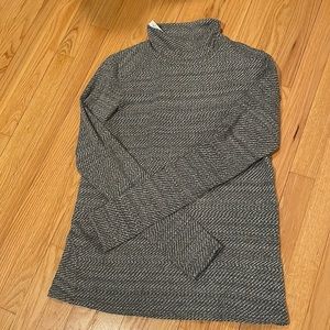 Lululemon ready to rulu turtleneck size 10. Soft and EUC! Grey and white